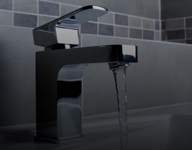 Wasserhahn, aus dem Wasser kommt