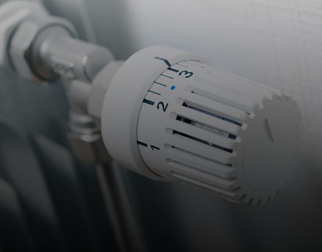 Heizungsregler, der auf mittlerer Temperatur steht